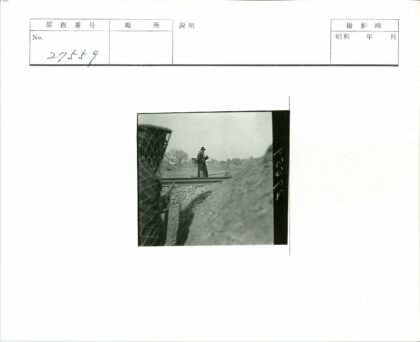 戴帽人提篮穿过铁路荒地.jpg