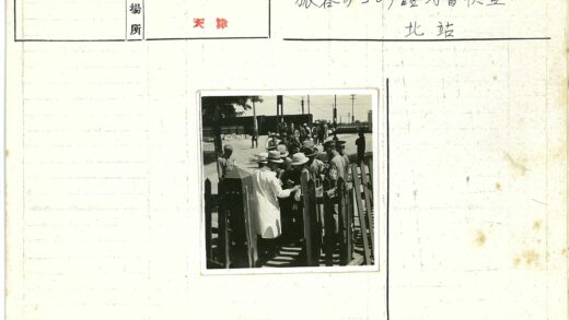 戴帽人群围观户外栅栏互动.jpg