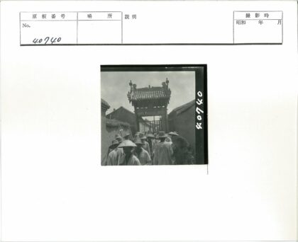 戴帽人群穿过华丽大门.jpg