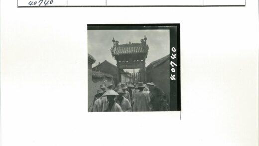 戴帽人群穿过华丽大门.jpg