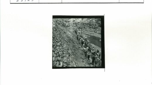 戴帽人群聚集泥泞山路溪边.jpg