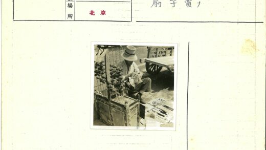 戴帽商贩户外集市摆摊.jpg