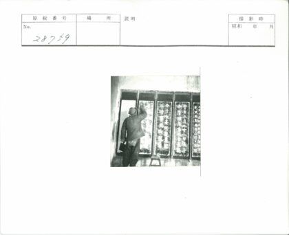 戴帽夹克男子黑板写字.jpg