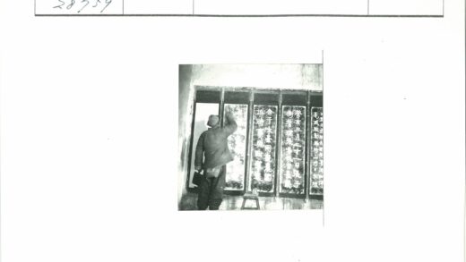 戴帽夹克男子黑板写字.jpg