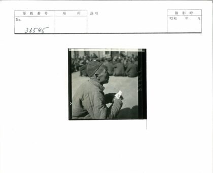 戴帽子人物演讲特写.jpg