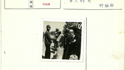 戴帽子人群在篮子树下聊天.jpg