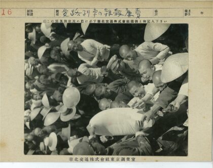 戴帽子人群集体活动照.jpg