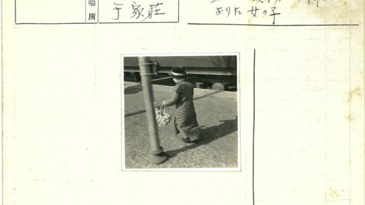 戴帽子提篮子的孩子与火车.jpg