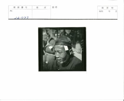 戴帽子男子与篮子背景.jpg
