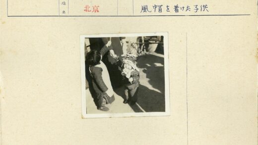 戴帽孩子与持棍孩童户外玩耍.jpg