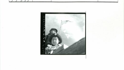 戴帽孩童与旗杆户外合影.jpg