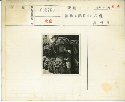 戴帽孩童与绳缠圆柱建筑旁.jpg