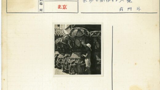 戴帽孩童与绳缠圆柱建筑旁.jpg