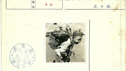 戴帽孩童背石篮户外岩石景.jpg
