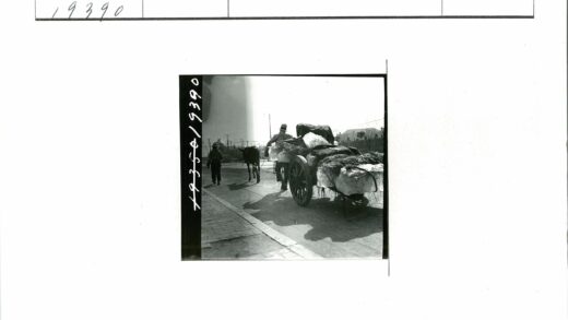 戴帽男人与马车街景.jpg
