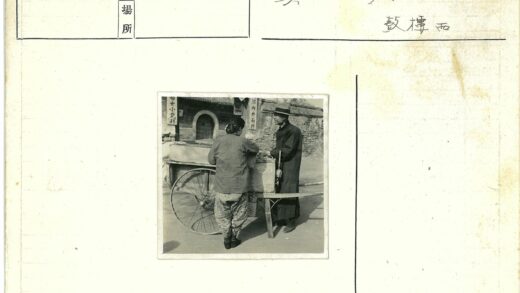 戴帽男子与女子在木车旁.jpg