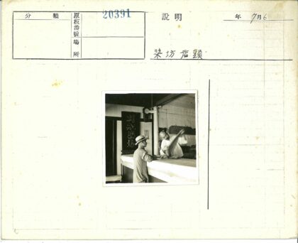 戴帽男子与持布男子柜台互动.jpg