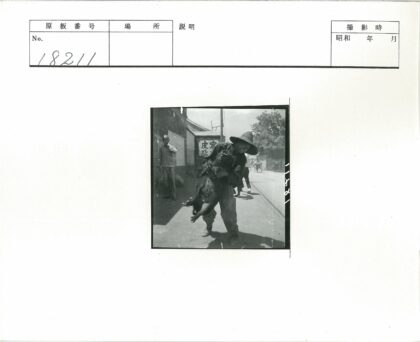 戴帽男子与野猪街头旧景.jpg
