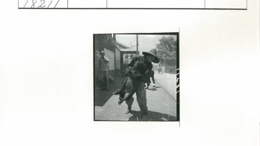 戴帽男子与野猪街头旧景.jpg