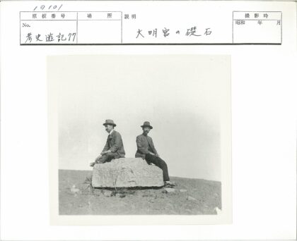 戴帽男子坐荒石上.jpg