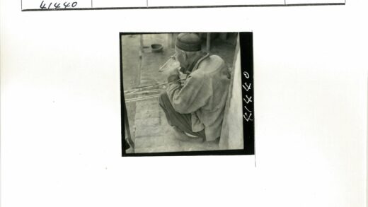 戴帽男子石阶抽烟斗.jpg