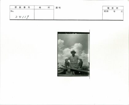 戴帽男子阴天坐木结构.jpg
