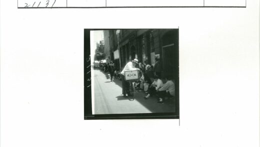 戴帽男子骑自行车载箱街景.jpg