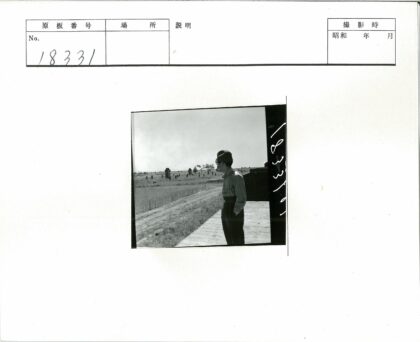 戴帽眼镜者眺望田野建筑风景.jpg