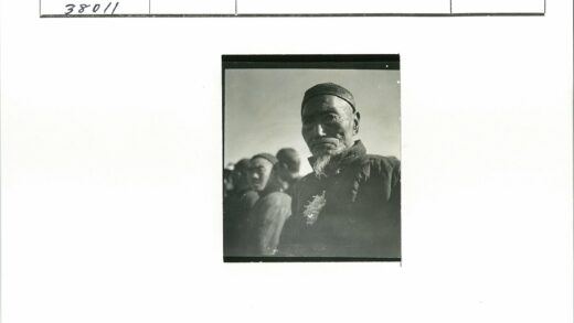 戴帽蓄须男子与众人晴天合影.jpg
