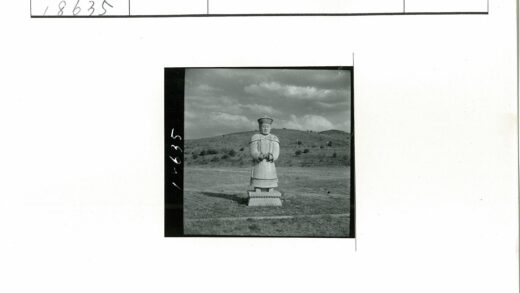 戴帽长袍男子石像丘陵风光.jpg
