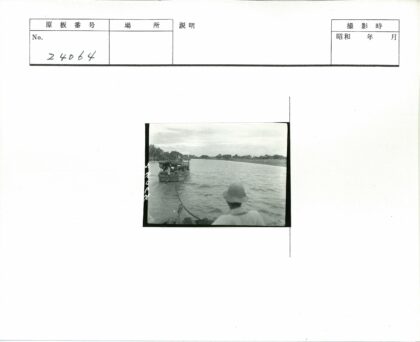 戴木髓头盔人拖船河景.jpg