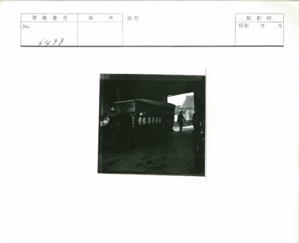 戴白手套司机与深色车传统建筑.jpg