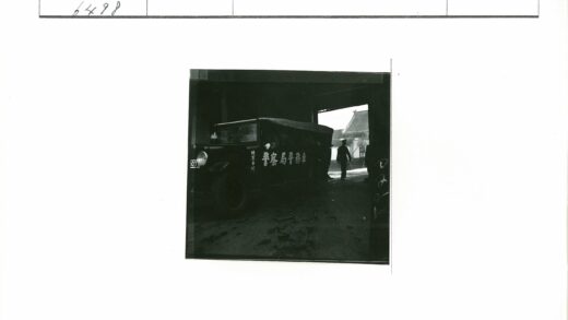 戴白手套司机与深色车传统建筑.jpg