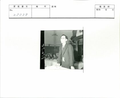 戴眼镜男士主持长桌会议.jpg