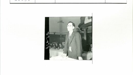 戴眼镜男士主持长桌会议.jpg