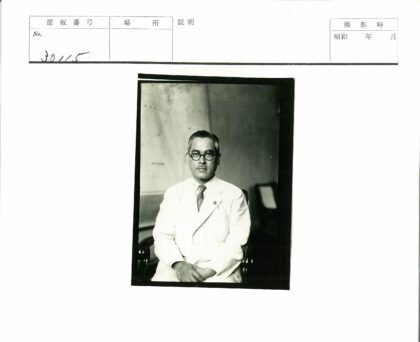 戴眼镜穿白西装严肃男子室内肖像.jpg