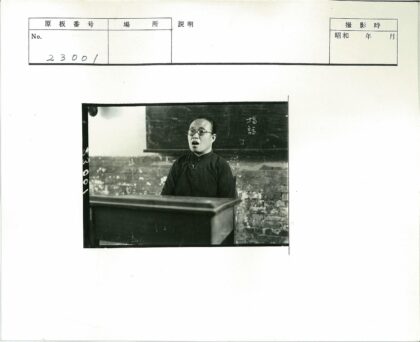 戴眼镜者桌前黑板教学.jpg