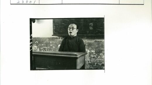 戴眼镜者桌前黑板教学.jpg