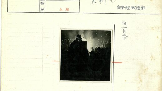 戴礼帽男子与篝火夜聚.jpg