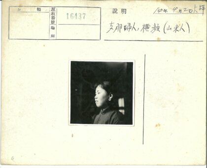 戴耳环穿传统服饰凝视侧方人物肖像.jpg