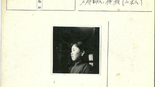 戴耳环穿传统服饰凝视侧方人物肖像.jpg
