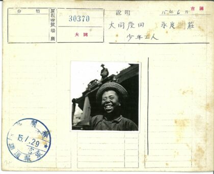 戴草帽欢笑人物与背景建筑.jpg