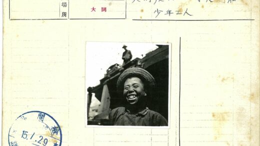 戴草帽欢笑人物与背景建筑.jpg