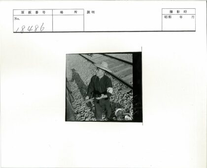戴草帽男子与铁轨旁鸡蛋篮.jpg