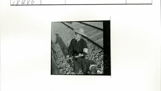 戴草帽男子与铁轨旁鸡蛋篮.jpg