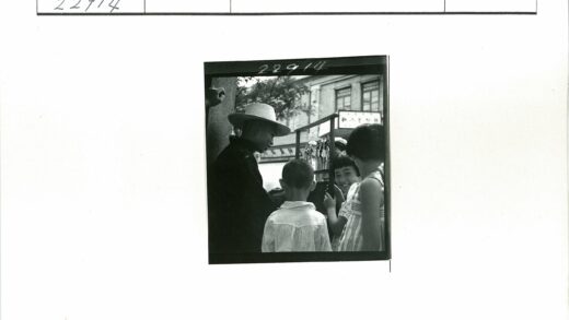 戴草帽的男人与孩子们街头互动.jpg