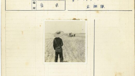 戴草帽者与远处工作者.jpg