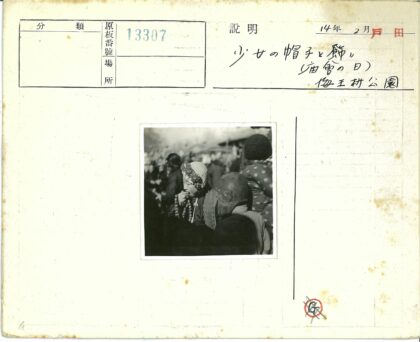 戴针织帽花头饰含念珠街头人像.jpg