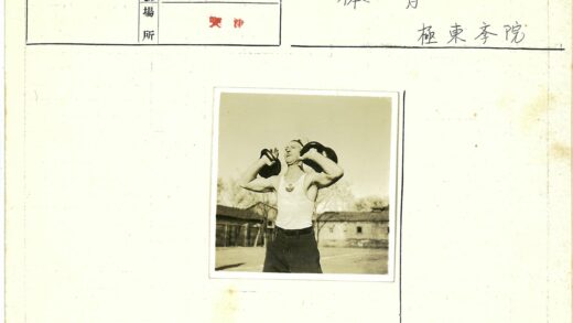 户外举壶铃健身男子.jpg