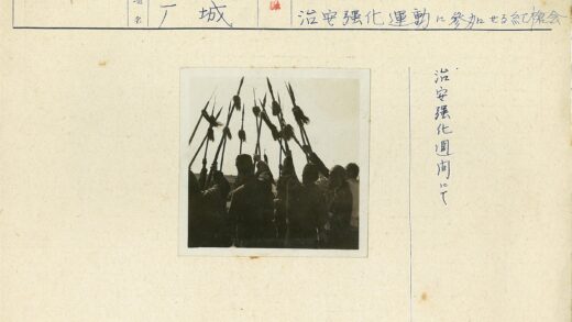户外举羽毛矛的人群.jpg